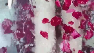 同学的38岁妈妈给上了，其实她妈妈比她女儿更骚，叉开双腿等着我插入，叫声淫荡！