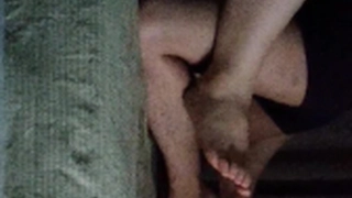 被鞭打和打屁股的少女在硬BDSM场景中屈服