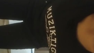 大屁股熟女给熟睡的少女一个假阳具操逼