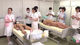 醉酒女同事送她回家后脱光衣服，半推半就操了，迷迷糊糊的说“啊！轻一点”