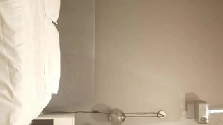 又一个顶级清纯萝莉下海，9分颜脸蛋儿太过精致，还有丰满的粉嫩乳房，笔直的一双美腿