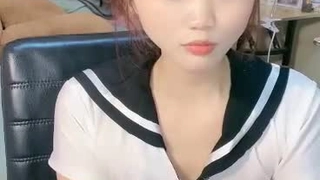 亚洲少女的小乳房在高清玩具会话中弹跳
