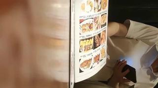 年轻小哥体内湿气重找来两个美乳少妇3P啪啪