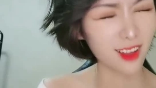 可爱的印度女孩被医生从后面操