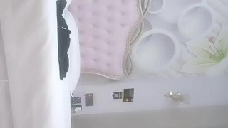 极品高颜值外围小姐姐，肤白腿长温柔惹人怜，很是诱惑喜欢不要错过