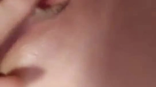 素颜女友无套啪啪，美腿黑网袜传教士，桌边后入，床上侧入