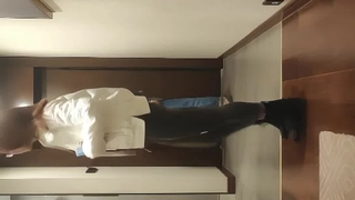 18岁的继妹被她的大鸡巴哥哥撑开她紧绷的阴道