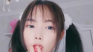 肤白貌美极品小妞露脸浴室洗白白诱惑狼友，到床上揉奶玩逼给狼友看特写，让小哥揉奶子温柔的舔弄大哥的鸡巴