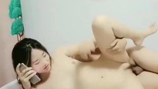 18岁的金发女郎与她的第一次三人行,包括大胸部和群交