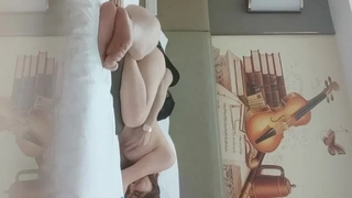 Allie Nicole和Vanessa Cage在热辣的三人行中分享一根年轻的鸡巴